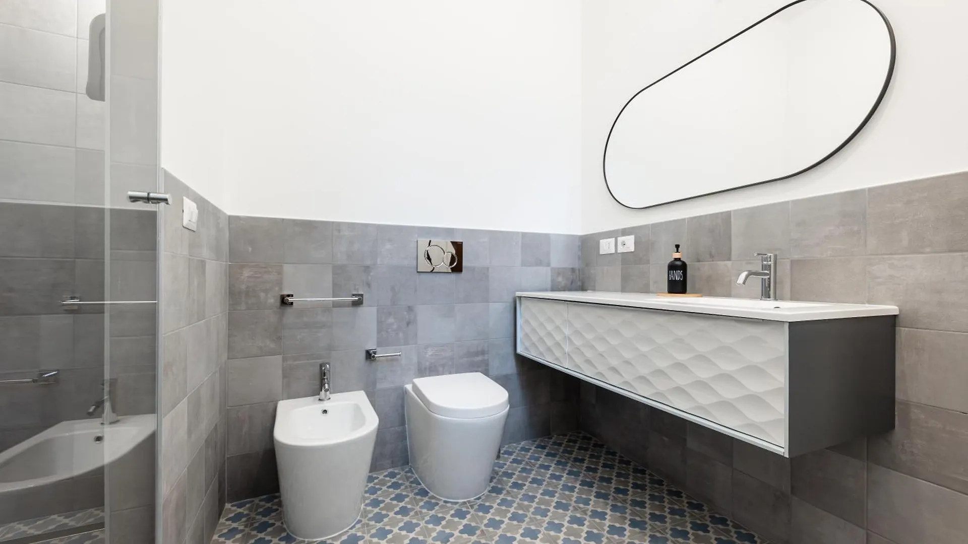 Apartment 5' From Metro Lima, Design Studio Milan