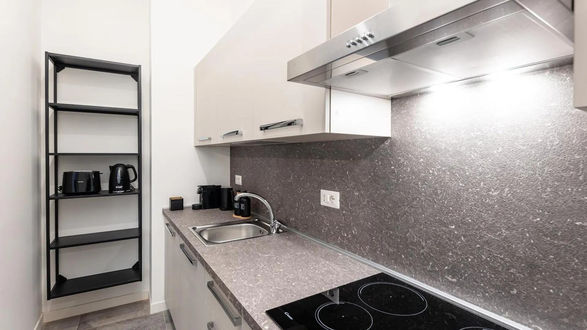 5' From Metro Lima, Design Studio Milan